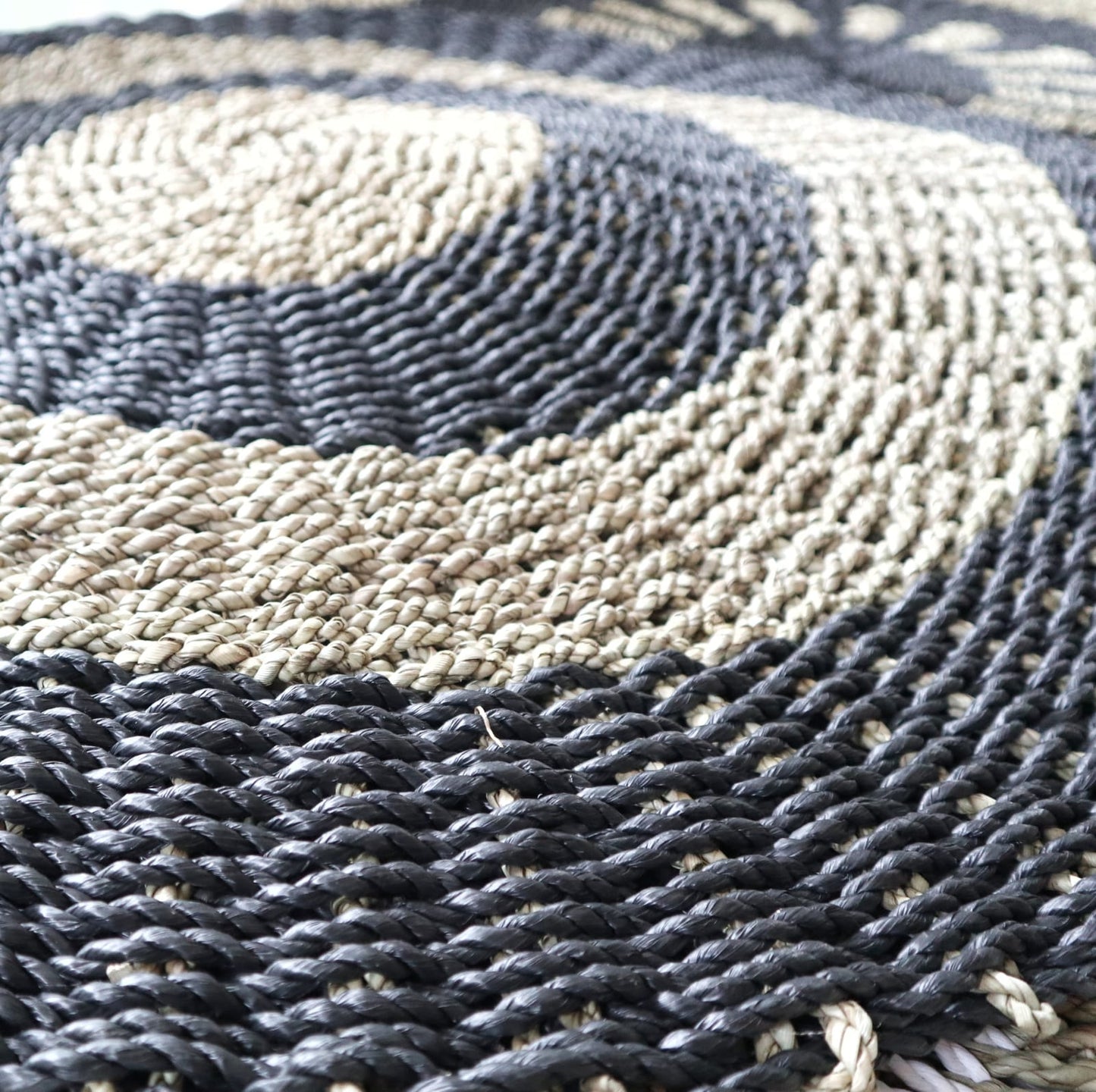 Round Seagrass Black & Tan mat 1m